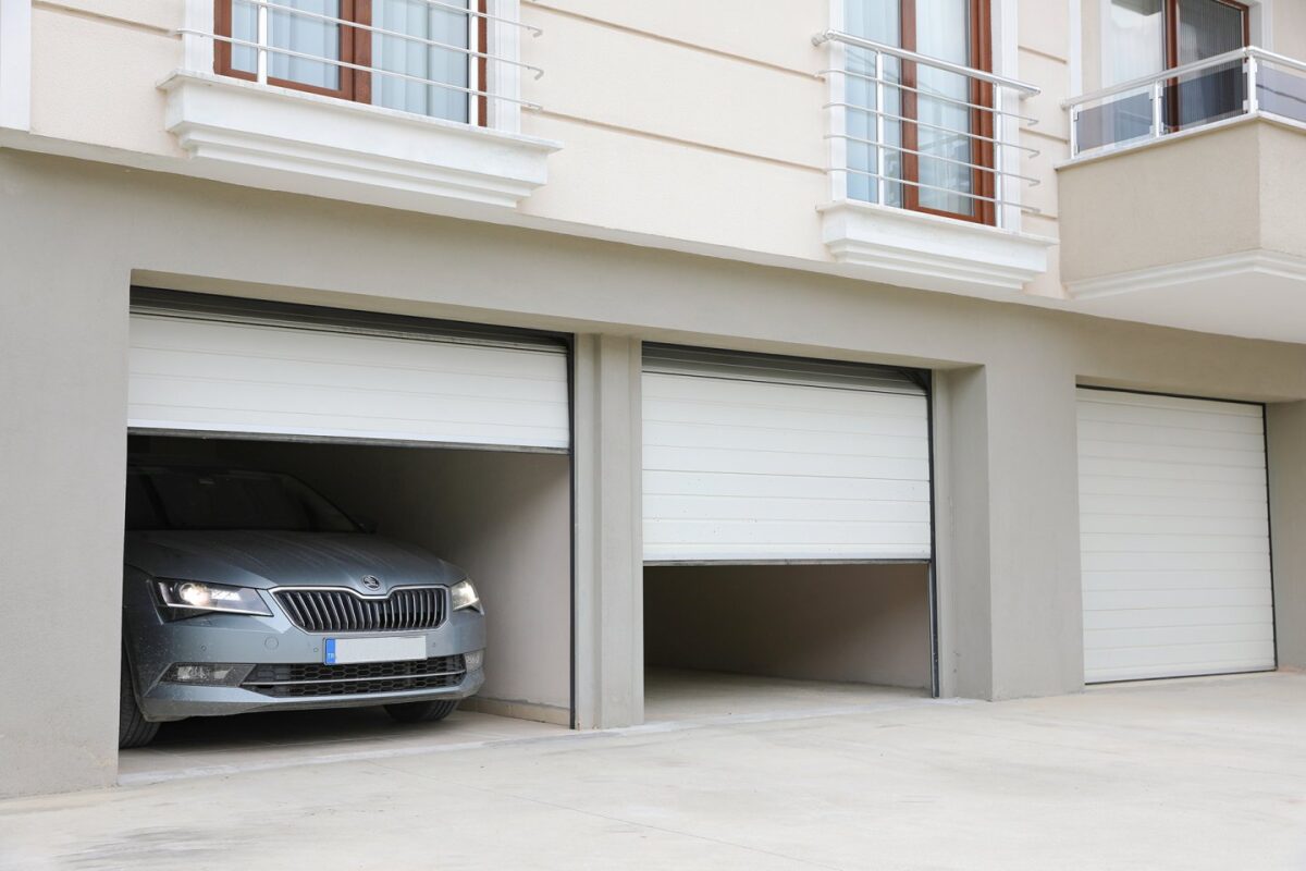 Endüstriyel kullanıma uygun, pencereli seksiyonel garaj kapısı