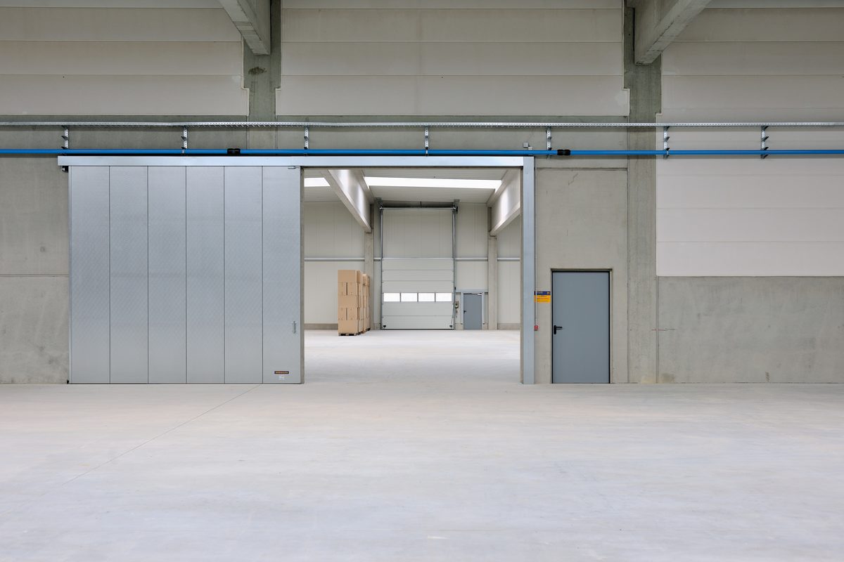 Endüstriyel kullanıma uygun, pencereli seksiyonel garaj kapısı