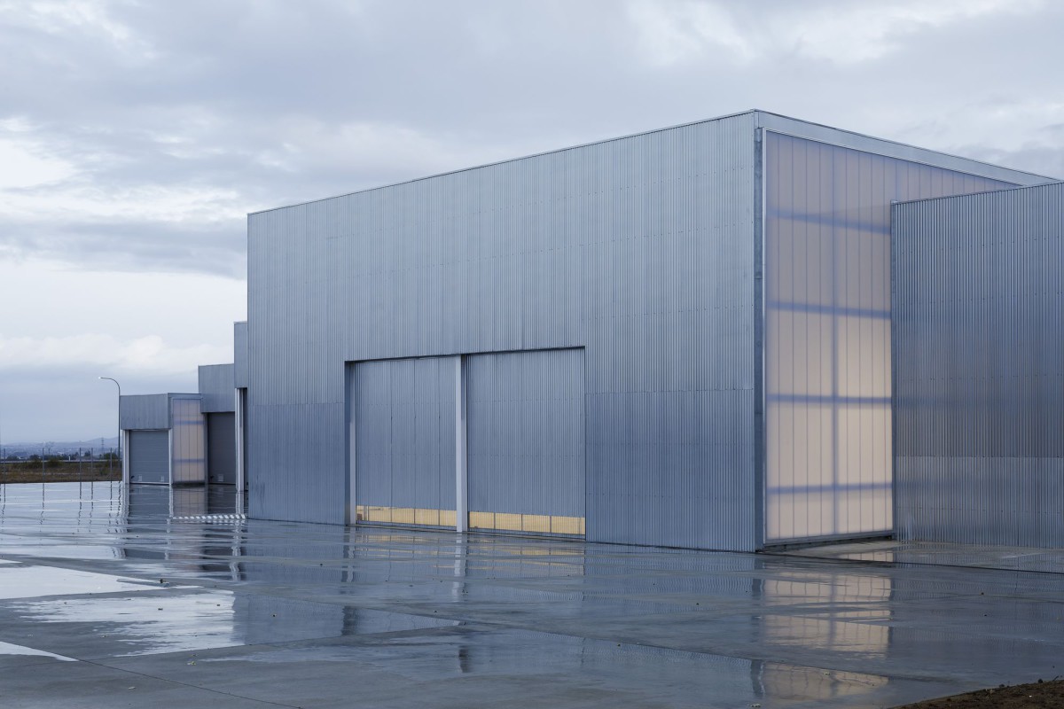 Endüstriyel kullanıma uygun, pencereli seksiyonel garaj kapısı hangar kapısı