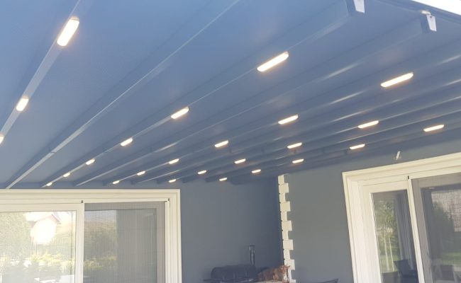 Bahçe cafe işyeri içinde modern tasarımlı aydınlatmalı pergola sistemi