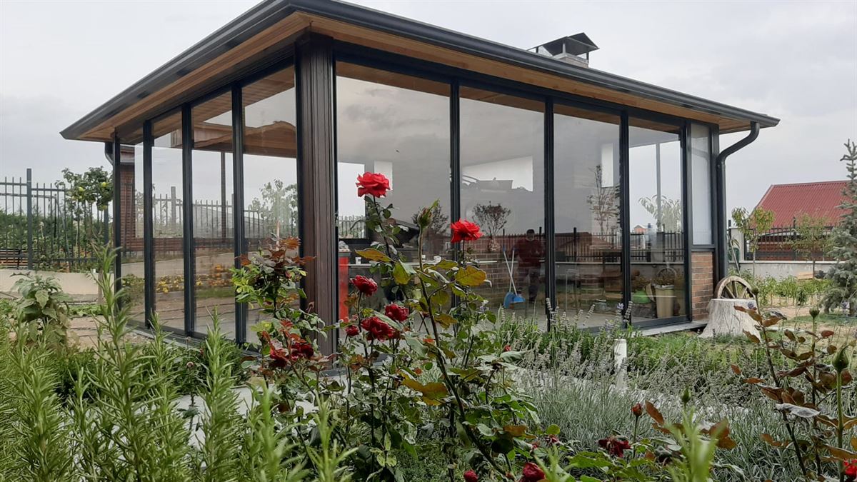 Sürgülü cam sistemli ahşap çerçeveli kış bahçesi uygulaması