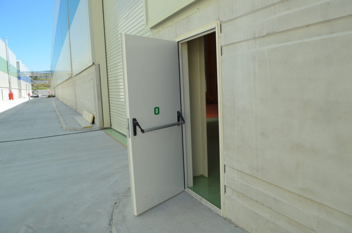 Panik bar sistemli acil çıkış kapısı – yangın ve acil durum güvenliği Yangın Kapısı