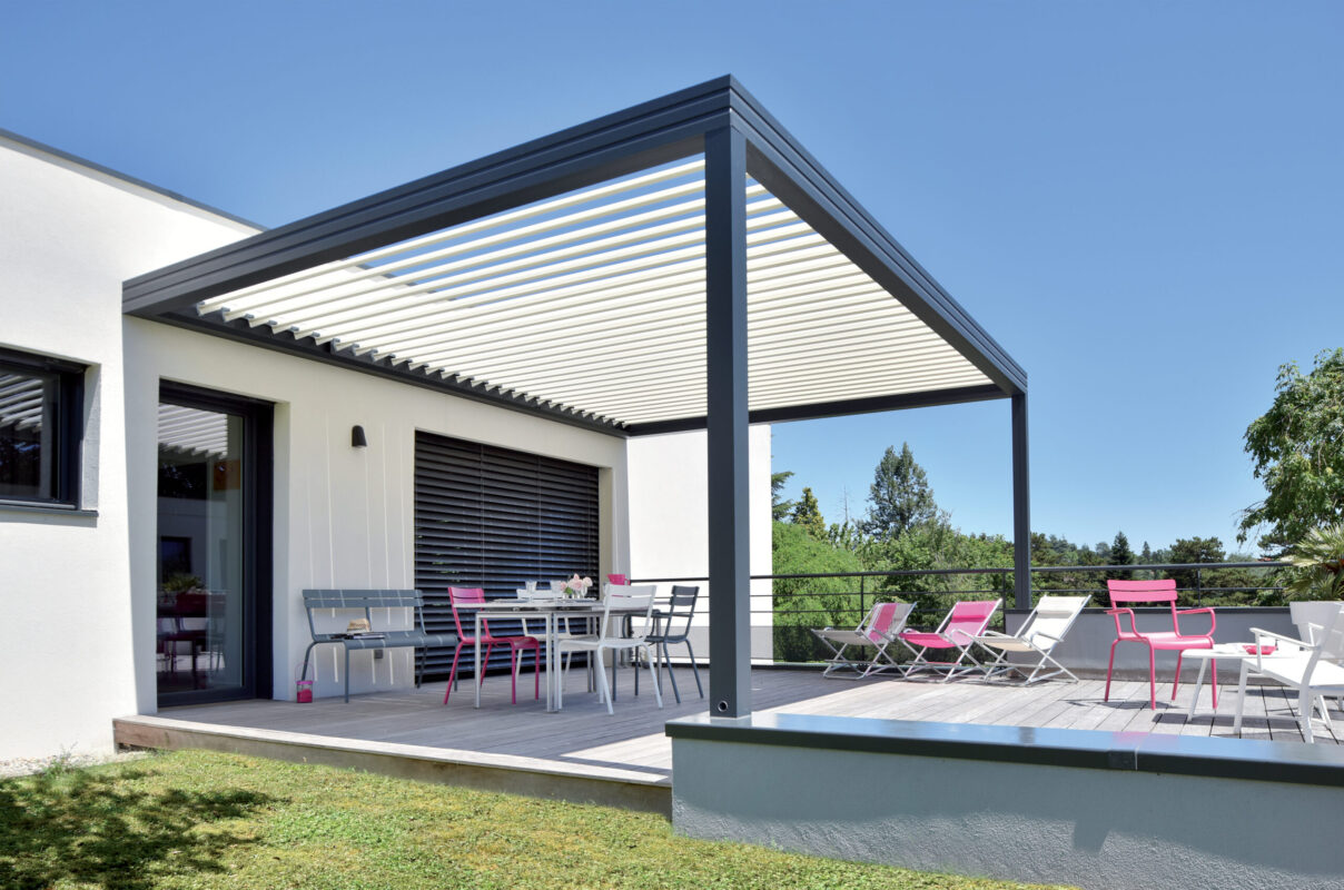 Camlı pergola sistemli modern bahçe oturma alanı – dış mekan yaşam alanı tasarımı rolling roof sistem