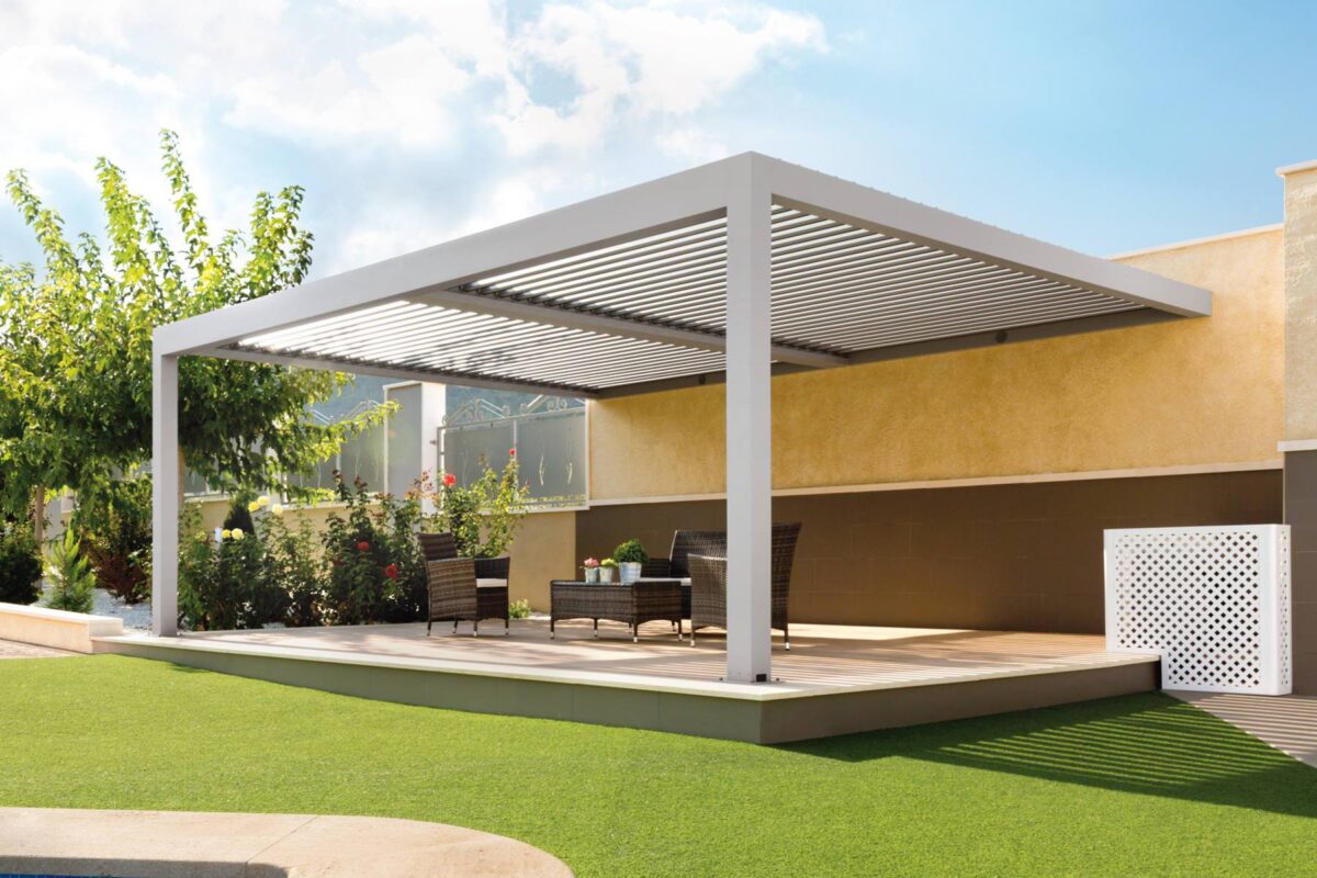 Camlı pergola sistemli modern bahçe oturma alanı – dış mekan yaşam alanı tasarımı rolling roof sistem