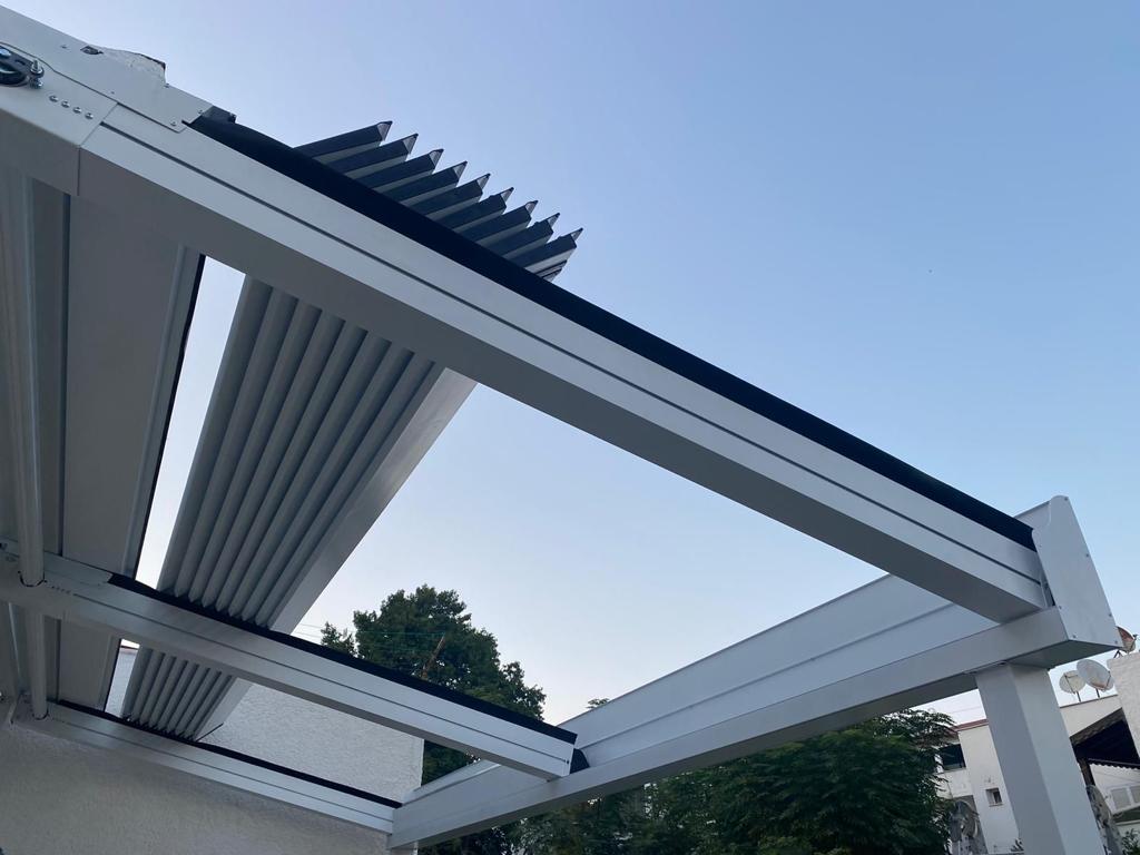 Camlı pergola sistemli modern bahçe oturma alanı – dış mekan yaşam alanı tasarımı rolling roof sistem