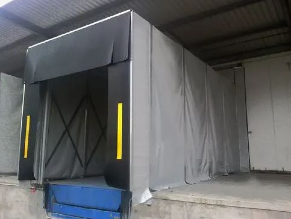 Lojistik depo yükleme alanında kullanılan yükleme körüğü