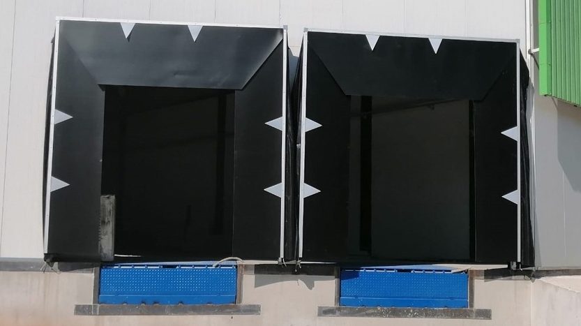 Lojistik depo yükleme alanında kullanılan yükleme körüğü