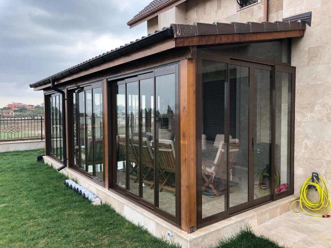 Sürgülü cam sistemli ahşap çerçeveli kış bahçesi uygulaması