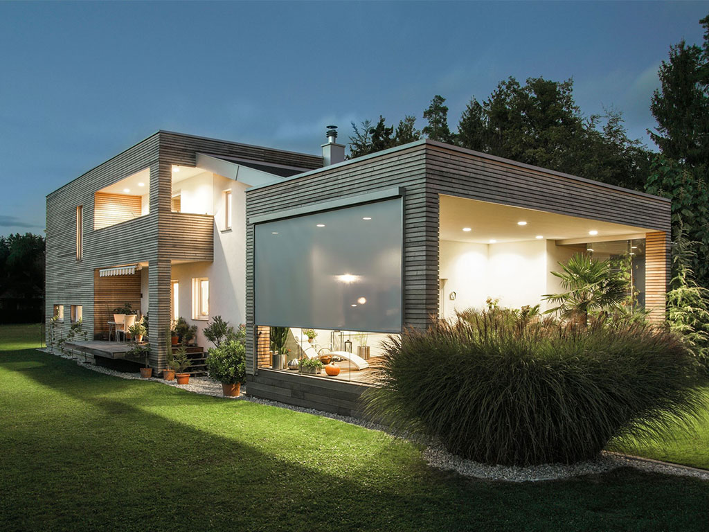 Zip perde sistemi ile kapatılmış modern kış bahçesi alanı