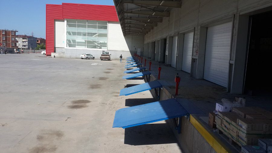 Endüstriyel yükleme rampası, lojistik ve depo alanlarında araç ve malzeme taşımayı kolaylaştıran dayanıklı rampa