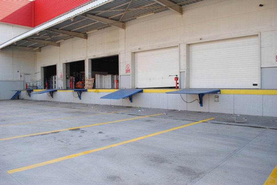 Endüstriyel yükleme rampası, lojistik ve depo alanlarında araç ve malzeme taşımayı kolaylaştıran dayanıklı rampa