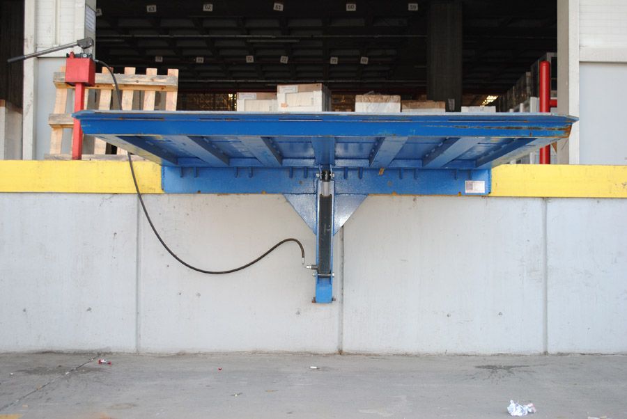 Endüstriyel yükleme rampası, lojistik ve depo alanlarında araç ve malzeme taşımayı kolaylaştıran dayanıklı rampa