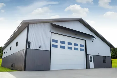 Endüstriyel kullanıma uygun, pencereli seksiyonel garaj kapısı