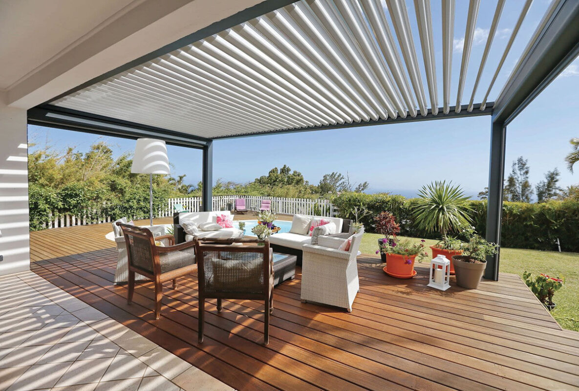 Camlı pergola sistemli modern bahçe oturma alanı – dış mekan yaşam alanı tasarımı rolling roof sistem