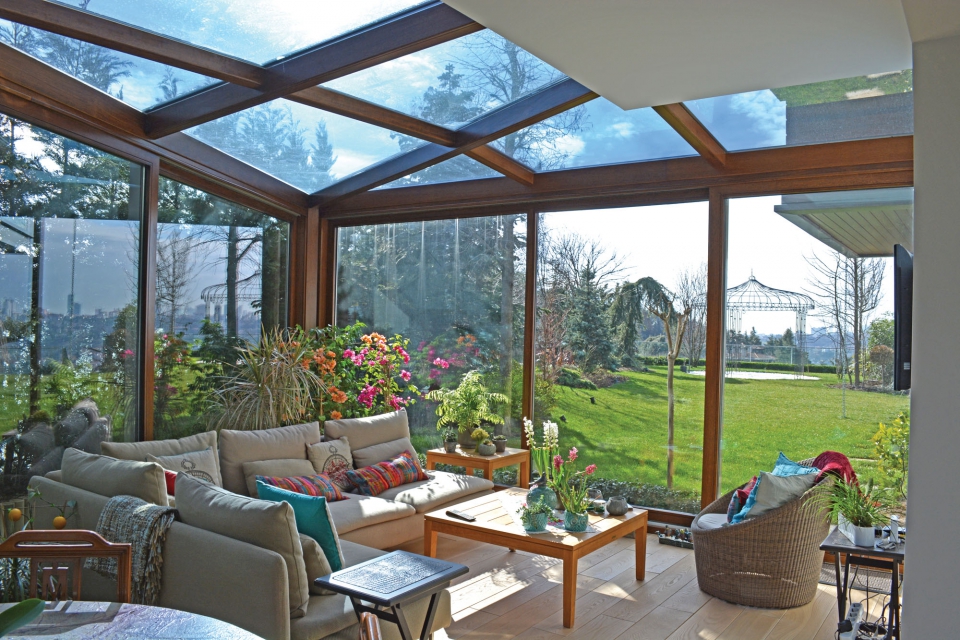 Sürgülü cam sistemli ahşap çerçeveli kış bahçesi uygulaması