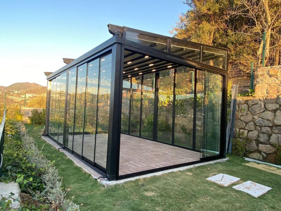 Sürgülü cam sistemli siyah çerçeveli kış bahçesi uygulaması