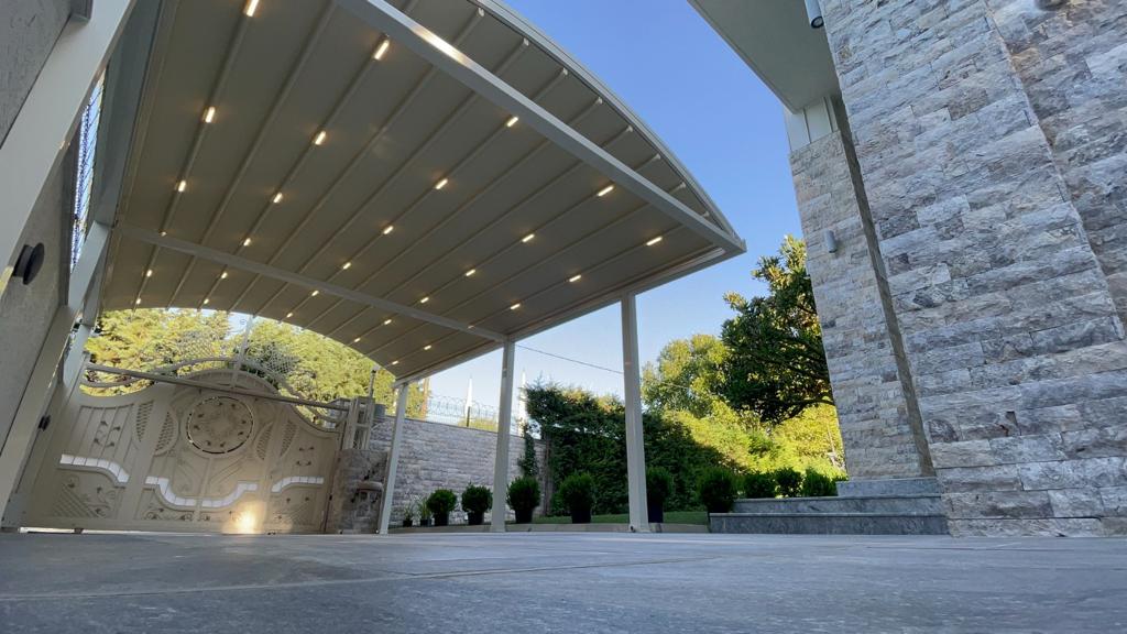 Bahçe cafe işyeri içinde modern tasarımlı aydınlatmalı pergola sistemi