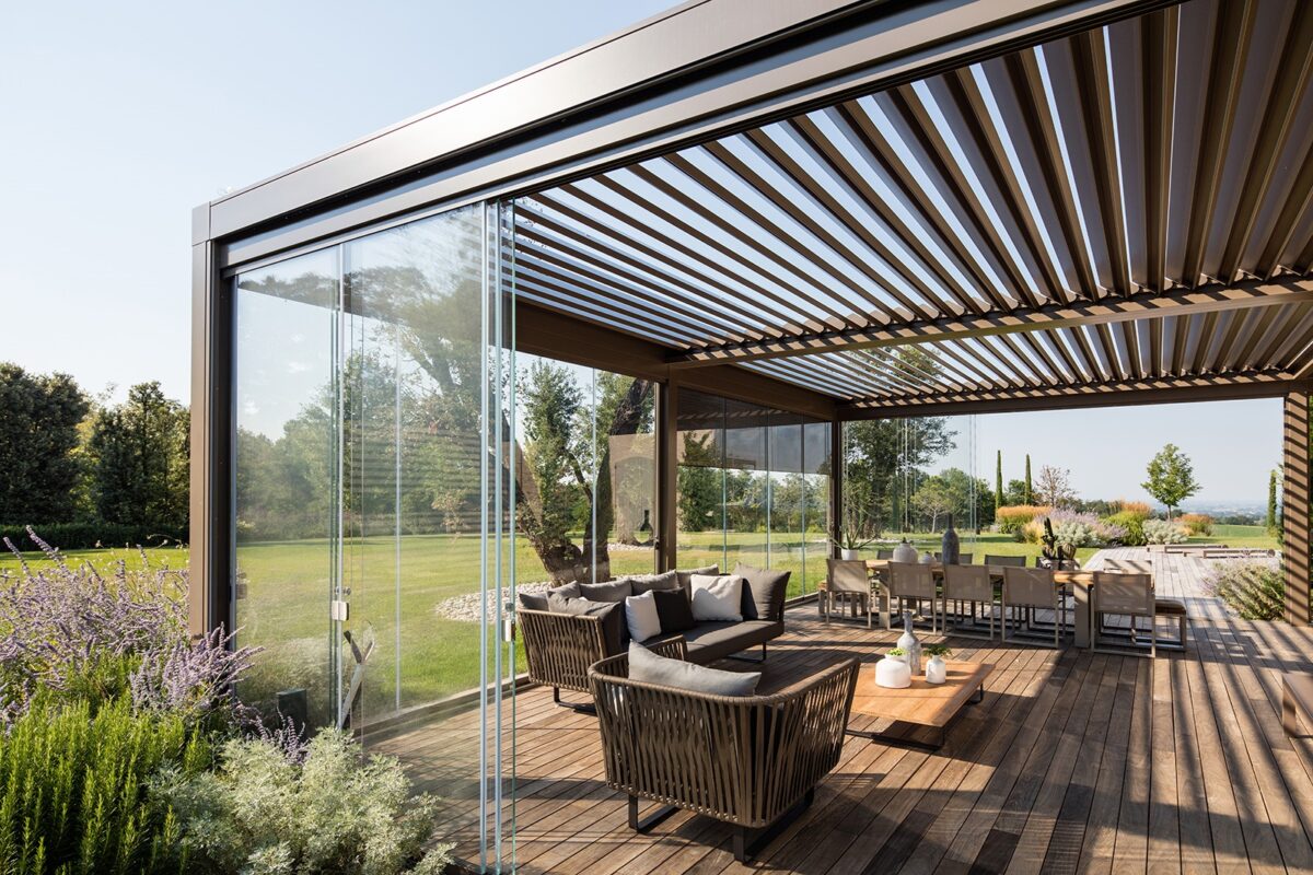 Camlı pergola sistemli modern bahçe oturma alanı – dış mekan yaşam alanı tasarımı rolling roof sistem