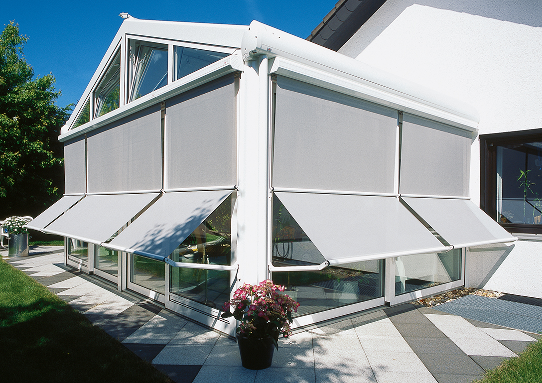 Dış cepheye uygulanan açık bej renkli win tente sistemi